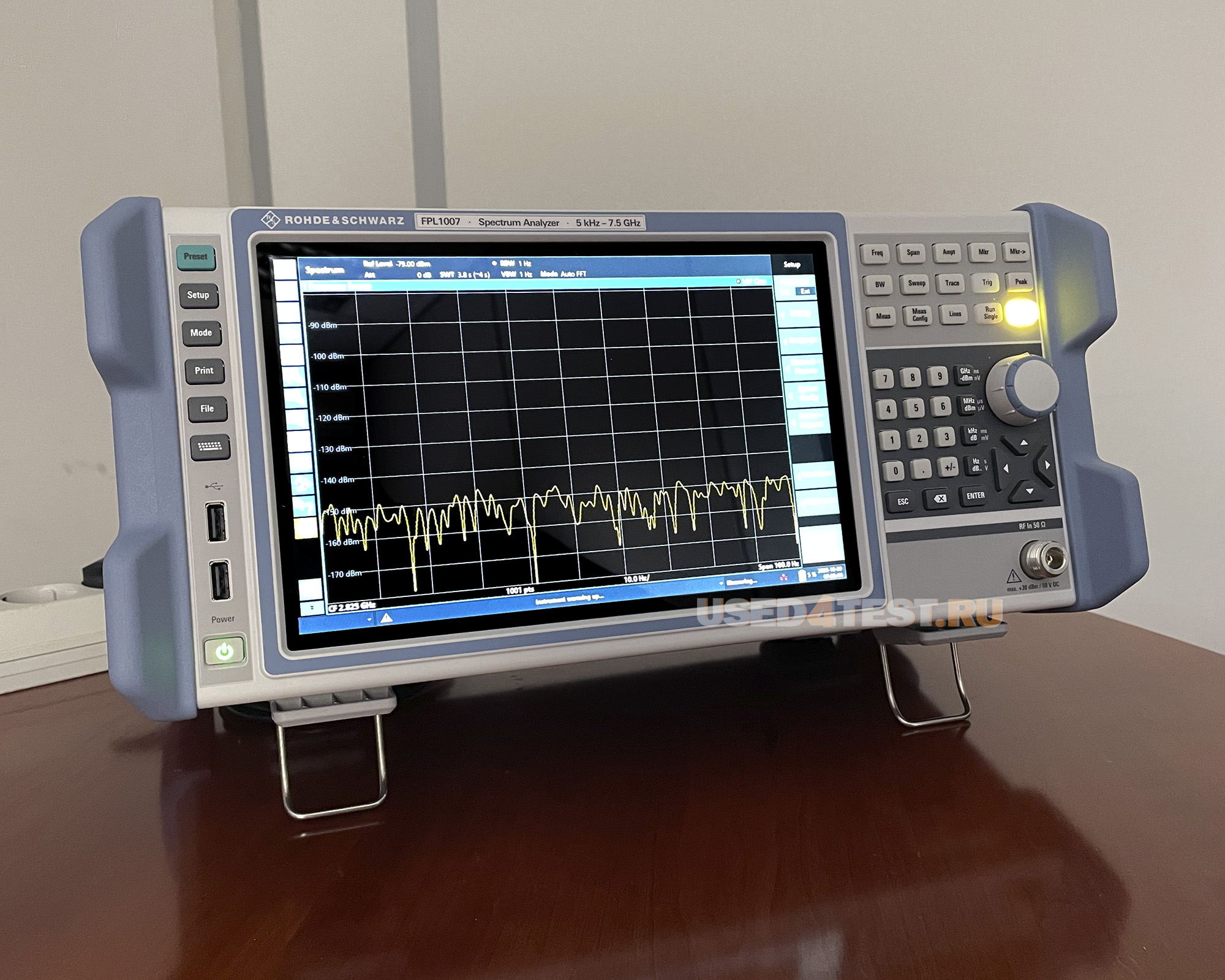 Анализатор спектра Rohde & Schwarz FPL1007
с диапазоном от 5 кГц до 7,5 ГГц

 В комплекте с опциями: 


	FPL1-B31 — Внутренний литий-ионный аккумулятор
	FPL1-B40 — Ширина полосы анализа 40 МГц
FPL1-B22 — ВЧ-предусилитель
